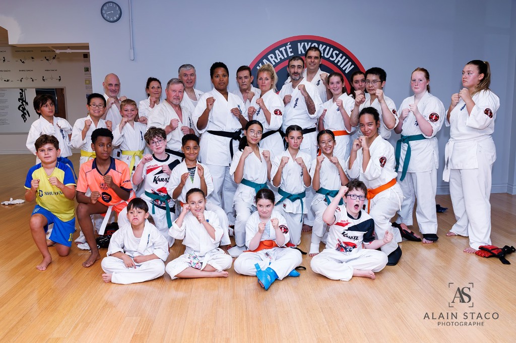 Foto de grupo de una clase en el dojo Kyokushin Pointe-Claire