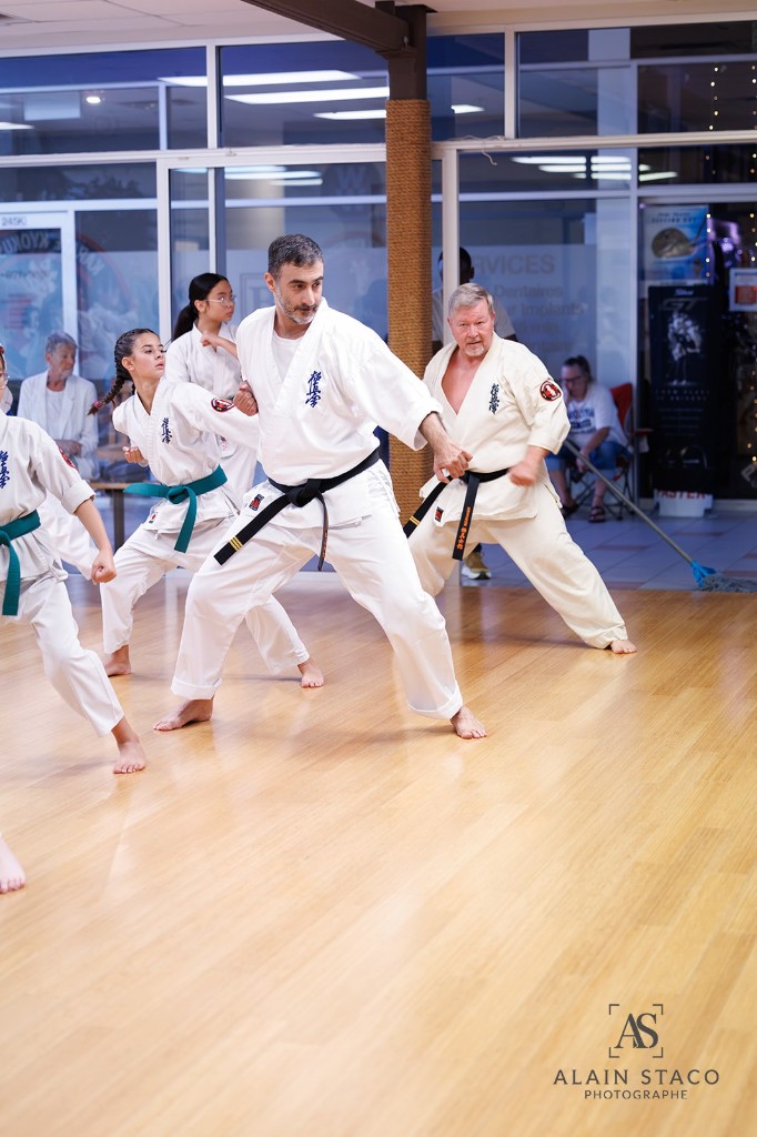 Sensei Alan Mokbel entrenando en el dojo Kyokushin Pointe-Claire