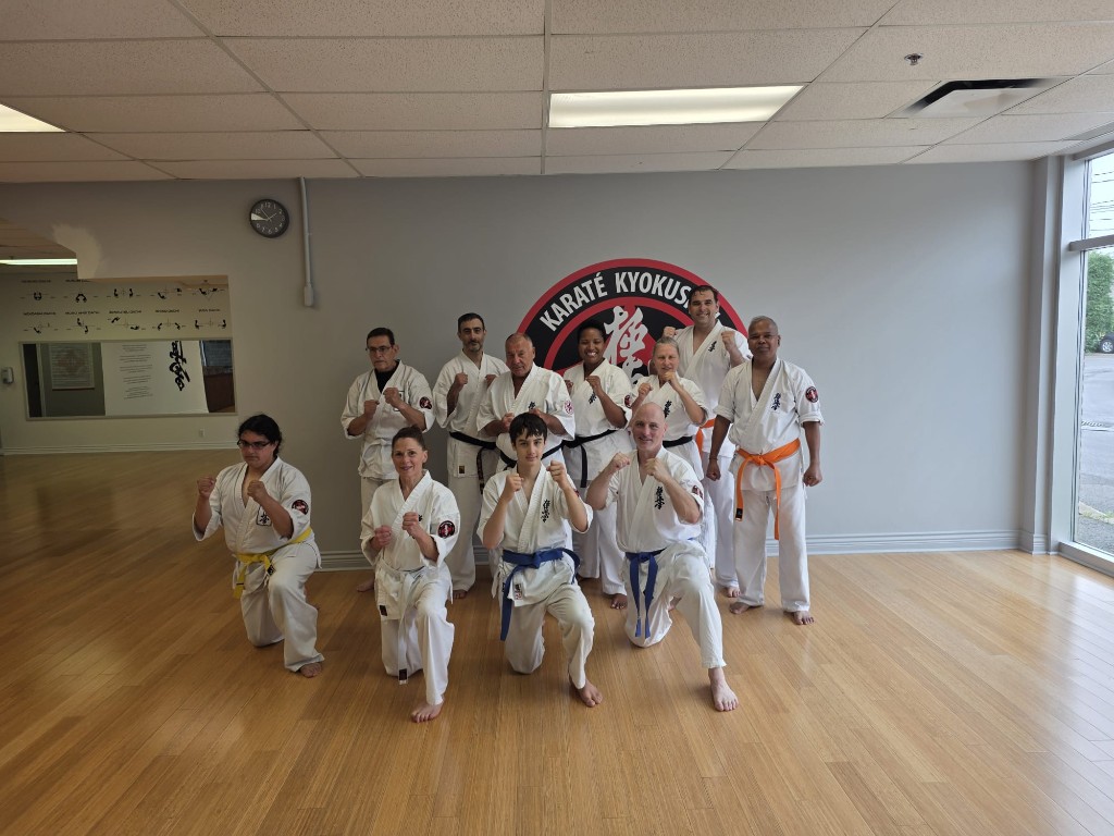 Foto de grupo en el dojo Kyokushin Pointe-Claire en Montreal