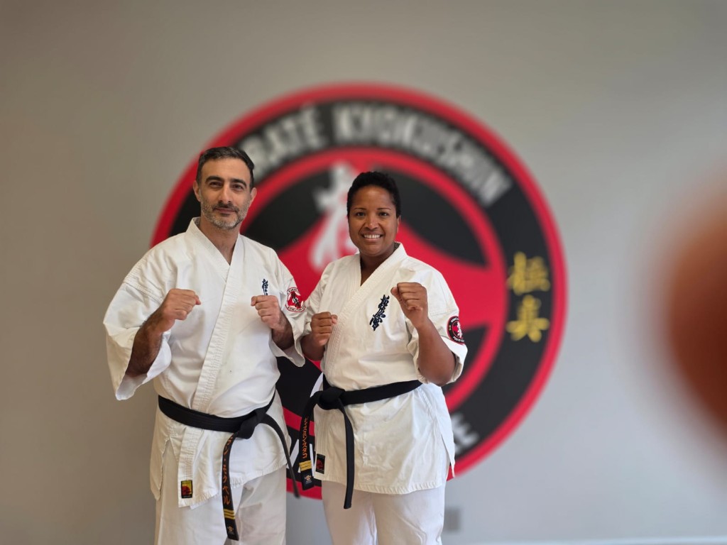 Sensei Alan Mokbel con Sensei Jasmine Staco en el dojo Kyokushin Pointe-Claire