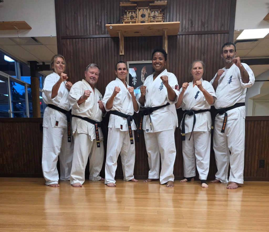 Cinturones negros del dojo Kyokushin Pointe-Claire con Sensei Alan Mokbel